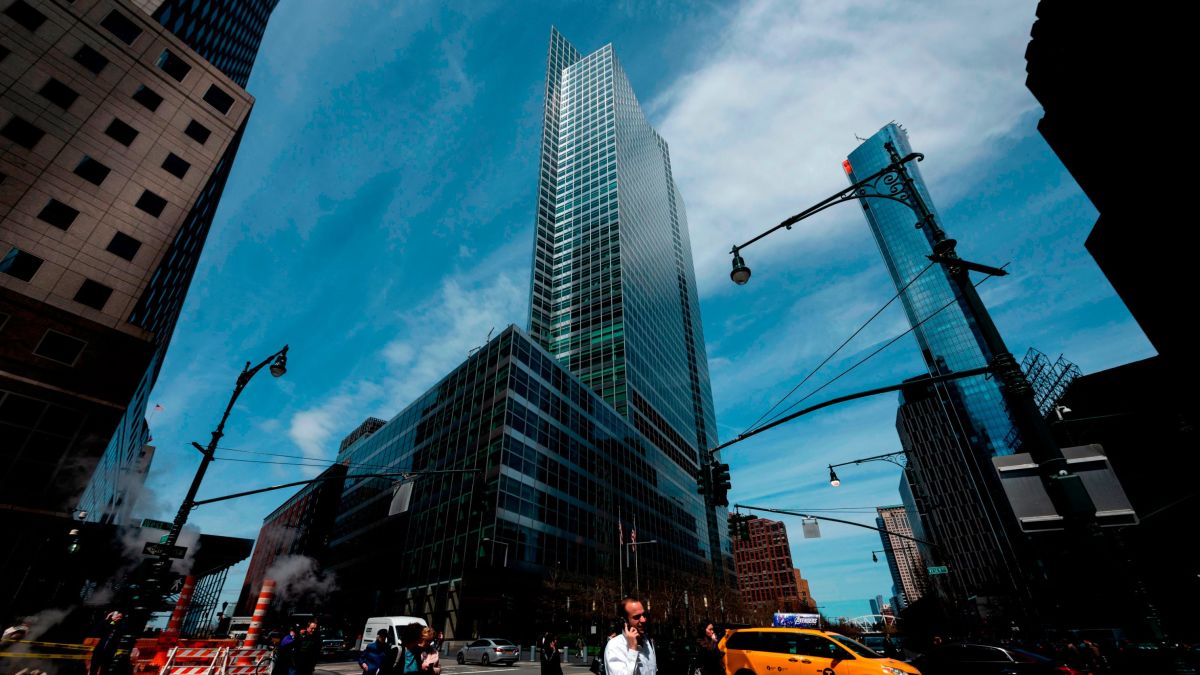 Goldman Sachs Sales Slump But It Remains The King Of Wall Street Cnn - 