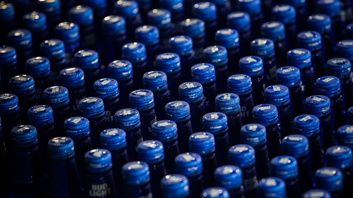 Fall in Bud Light Sales Puts Dent in Anheuser-Busch's Earnings - The New  York Times