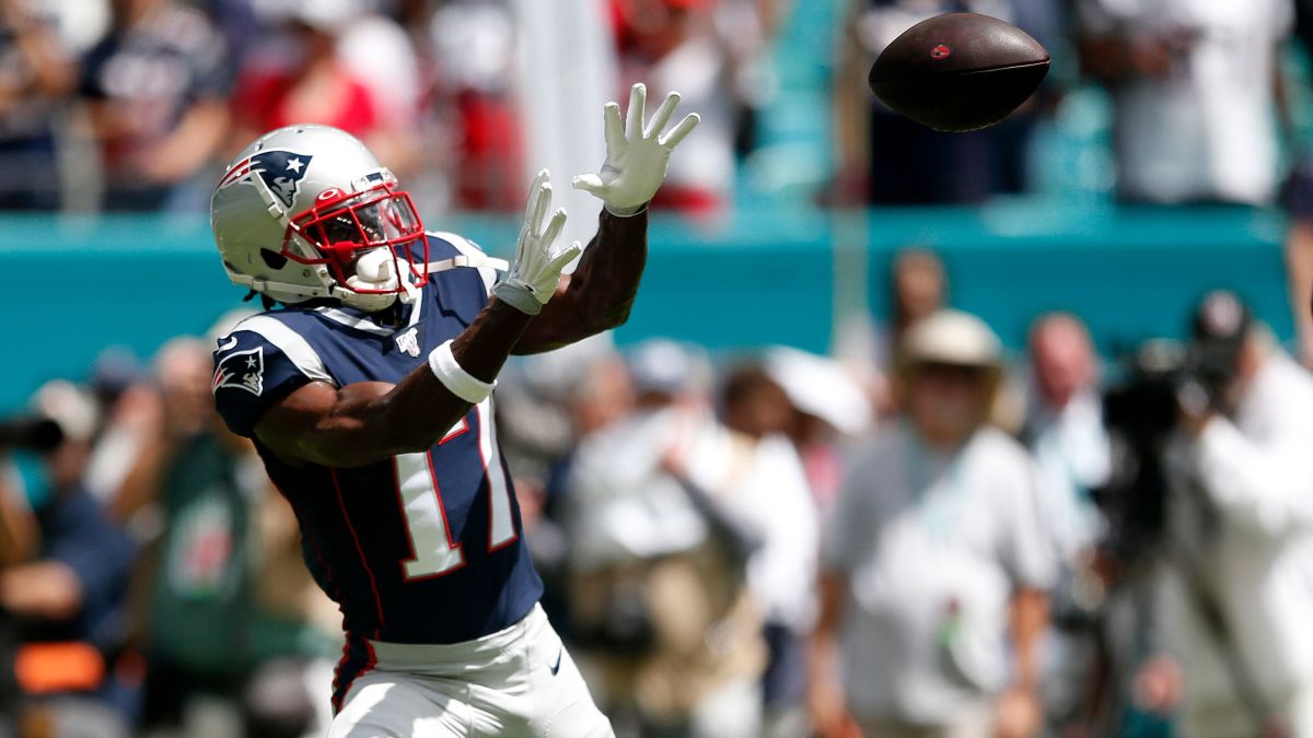 Antonio Brown makes his first appearance at a Patriots practice