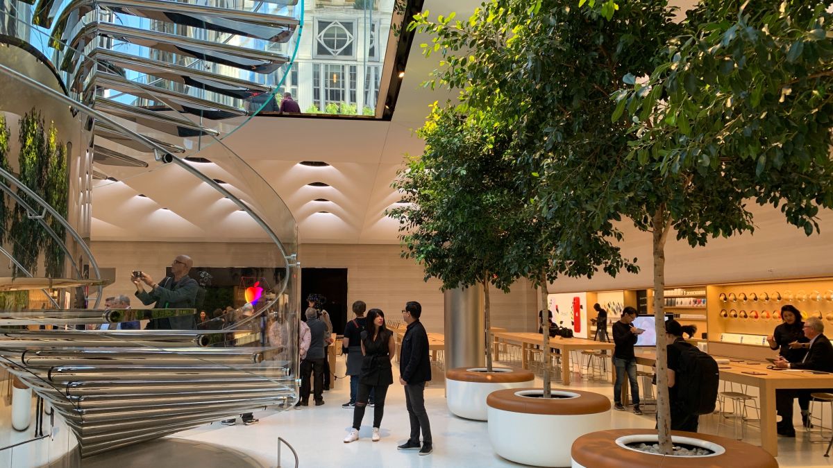 Apple Opens Its Redesigned Fifth Avenue Store With Heavy