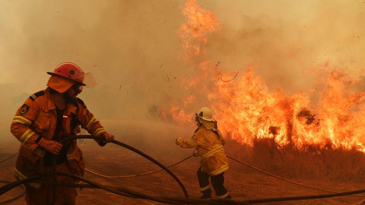 firefighters help battle Australia's bushfires | CNN