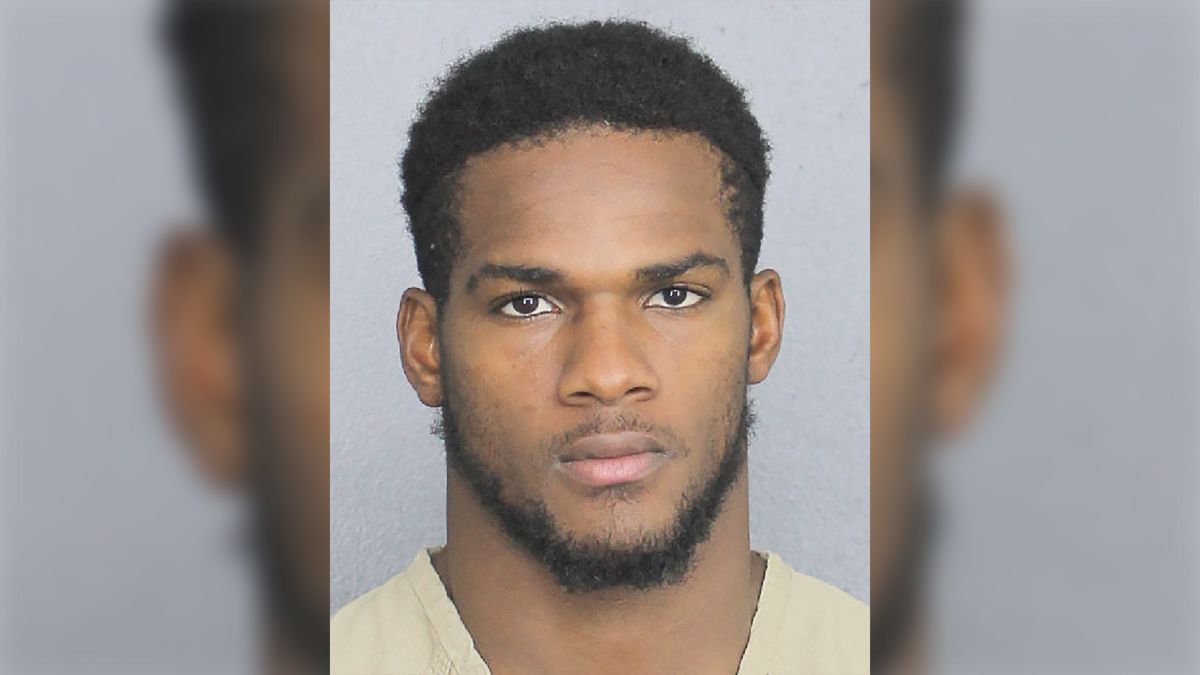 Video shows Mark Walton snatching woman's phone before arrest