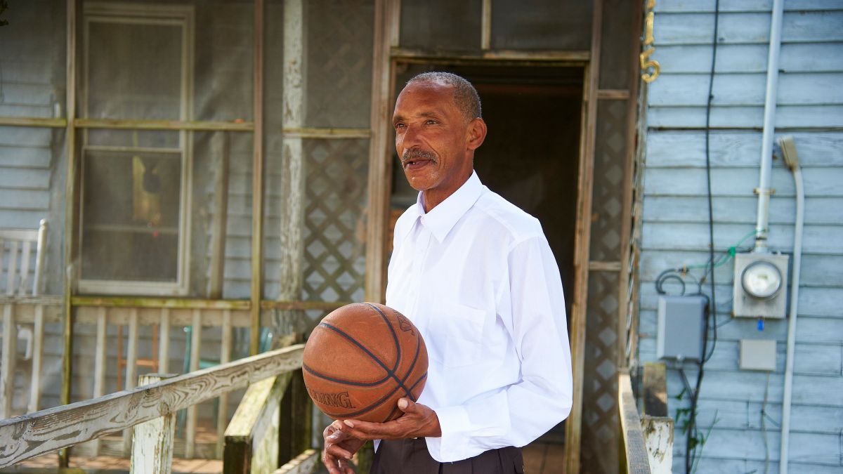 lag erstatte ifølge Michael Jordan's high school basketball coach, Clifton 'Pop' Herring, dead  at 67 | CNN