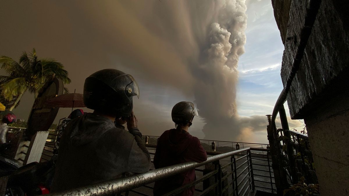 Philippines Warns Of Explosive Eruption After Taal Volcano Spews Ash Near Manila Cnn