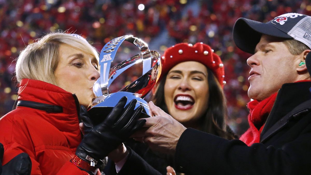 Norma Hunt kisses Lamar Hunt Trophy after Chiefs reach Super Bowl LIV