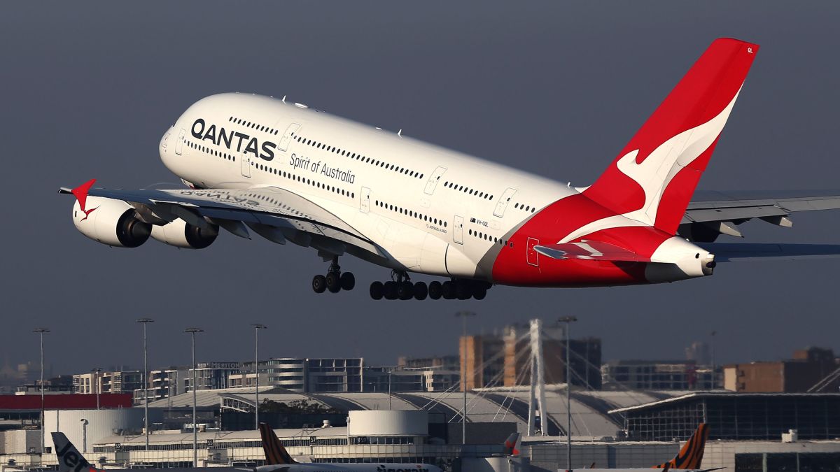Qantas exigirá que sus pasajeros se vacunen para vuelos internacionales -  CNN Video