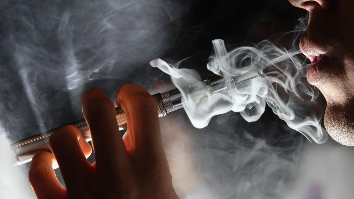 Teenagers more likely to vape if their parents smoke - ERS