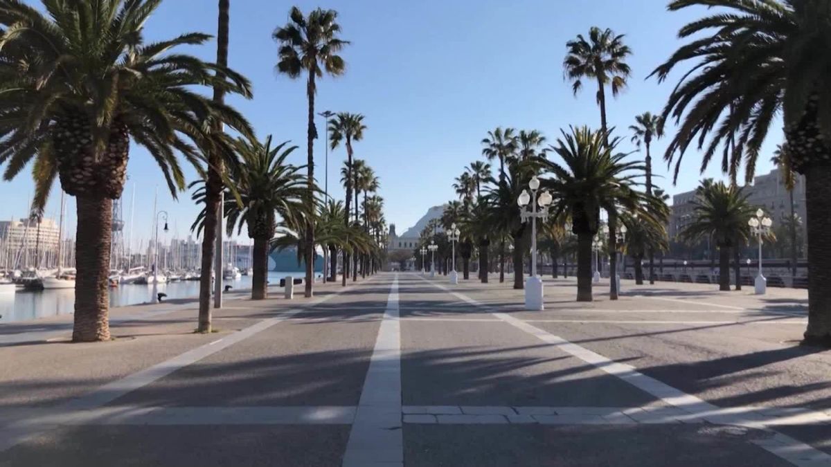 Las Desoladas Calles Y Playas De Barcelona Por La Pandemia De