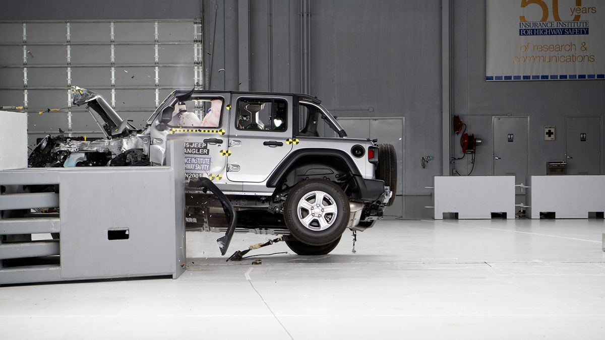 Jeep Wrangler tips over in crash test | CNN Business