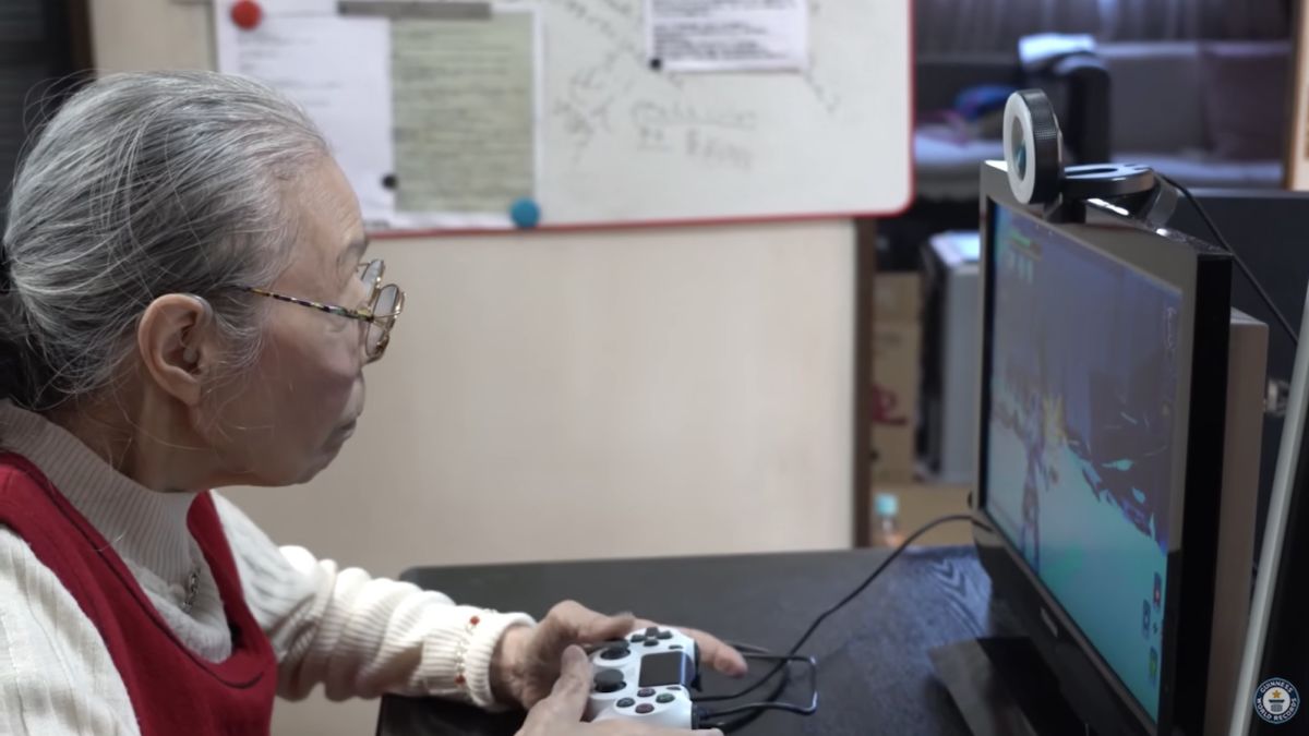 Japan S Gamer Grandma Meet 90 Year Old Hamako Mori The World S Oldest Video Game Youtuber Cnn - granny yt roblox computer