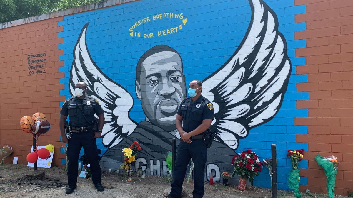 Houston Police Officers Pay Their Respects To George Floyd At A Mural In His Hometown Cnn