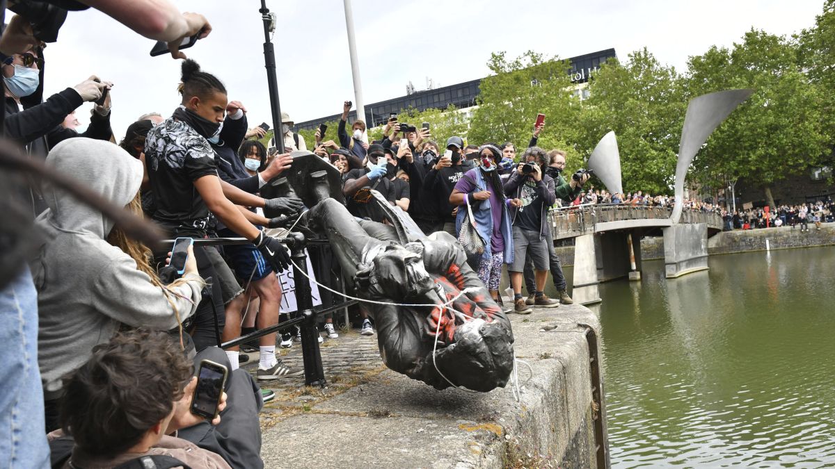 Edward Colston statue pulled down in Bristol, England during ...