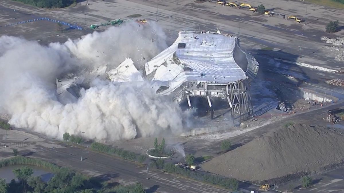 Implosion levels the Palace of Auburn Hills, the Detroit Pistons' former  home