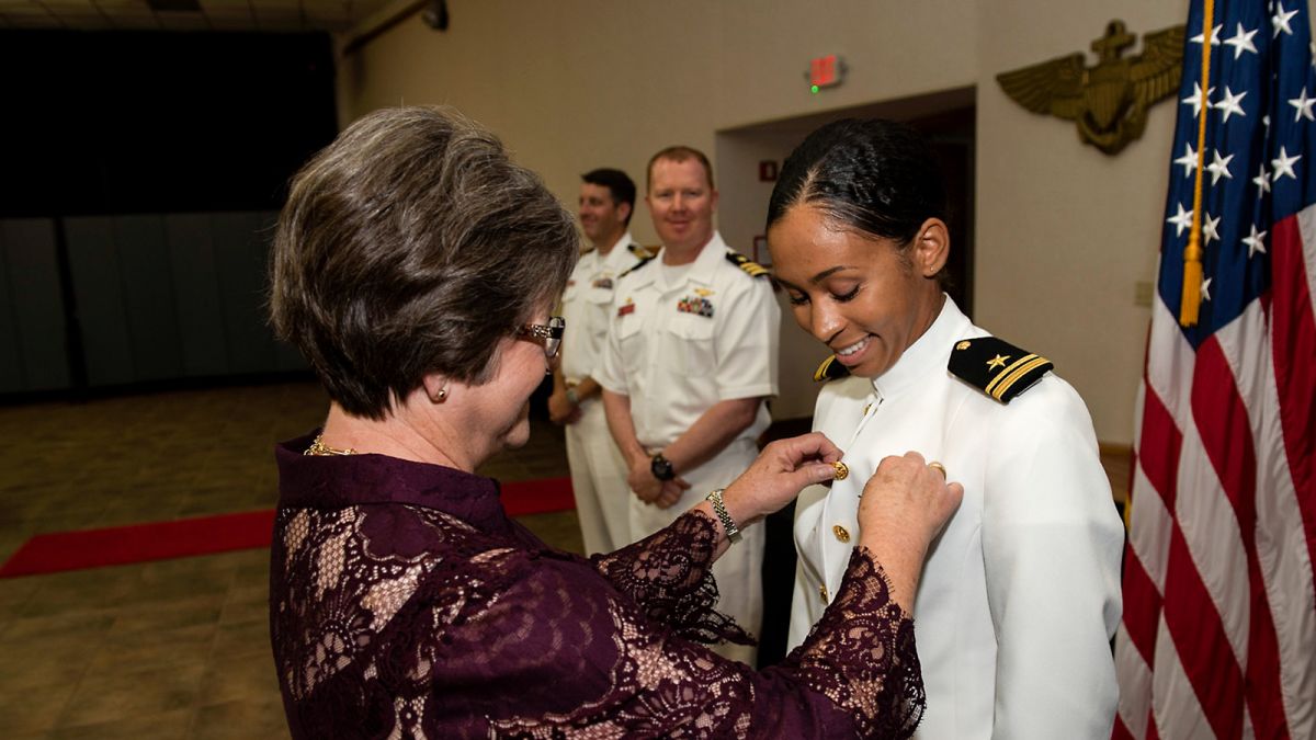 US Navy Now Allows Women to Wear Ponytails, Lock Hairstyles