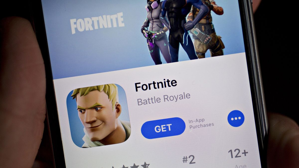 fortnite sues apple