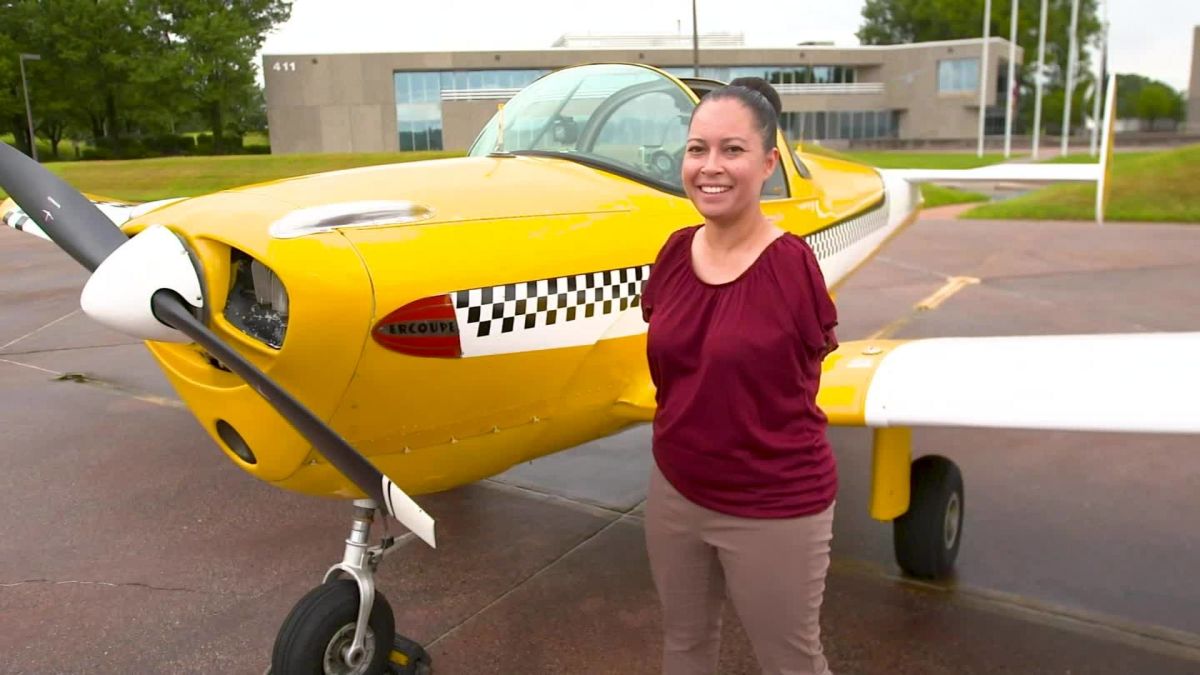 Pilot pulls off insane 'flat spin' with no hands