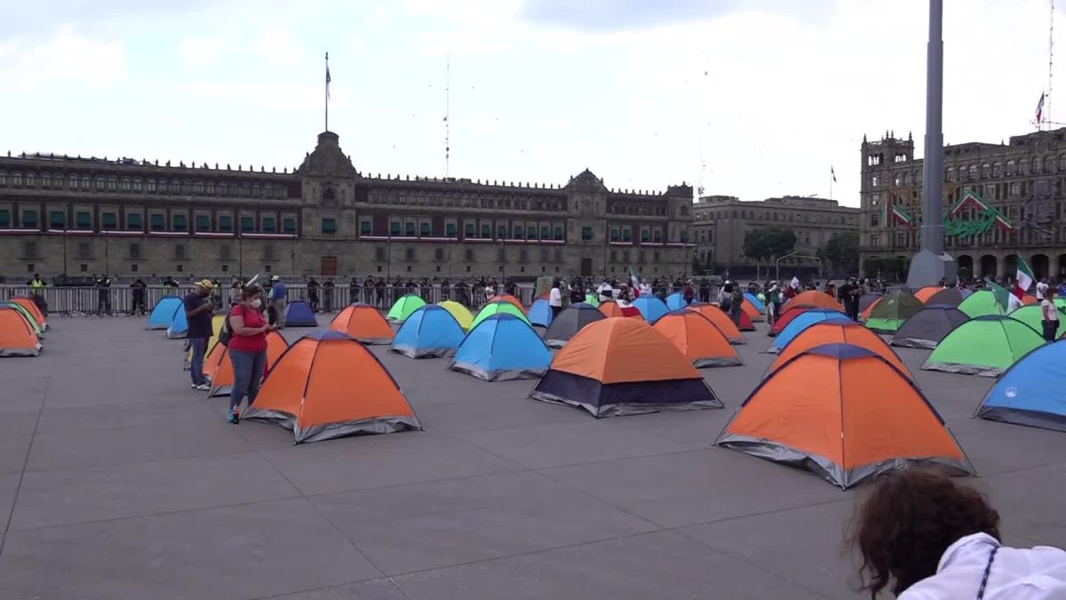 El contingente Frena se instala en el Zócalo y exige la renuncia de López  Obrador - CNN Video