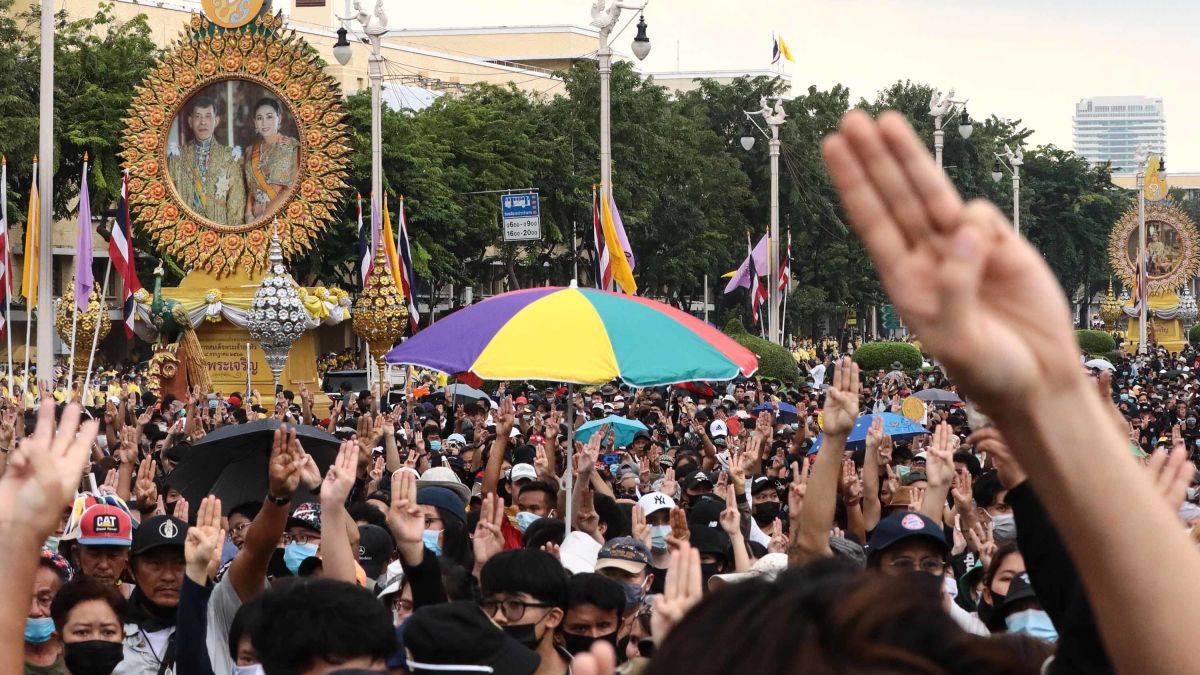 Thailand protests: Unprecedented revolt pits the people against the King -  CNN