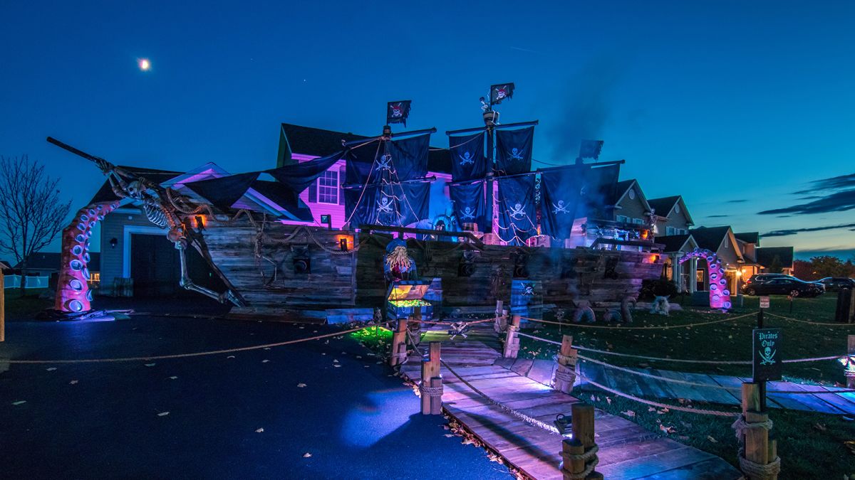 Pirate ship for Halloween: A father built his daughter a 50-foot ...