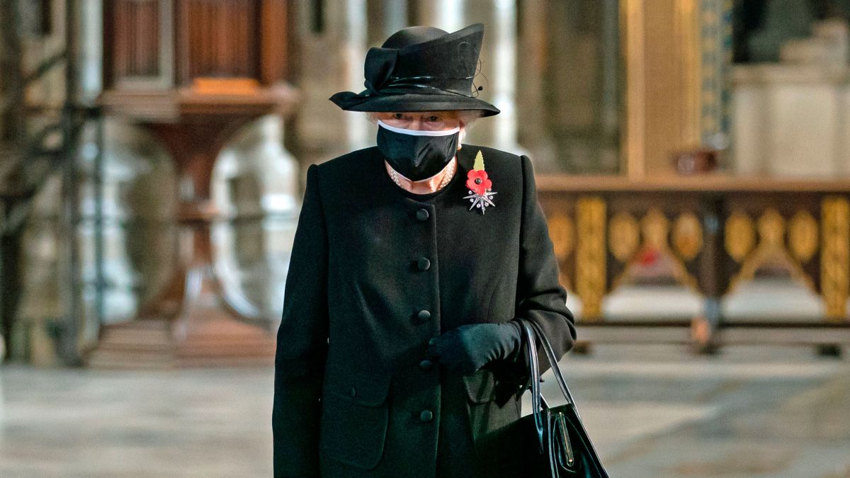 Queen Elizabeth Seen In Face Mask For First Time During Commemorative Ceremony Cnn