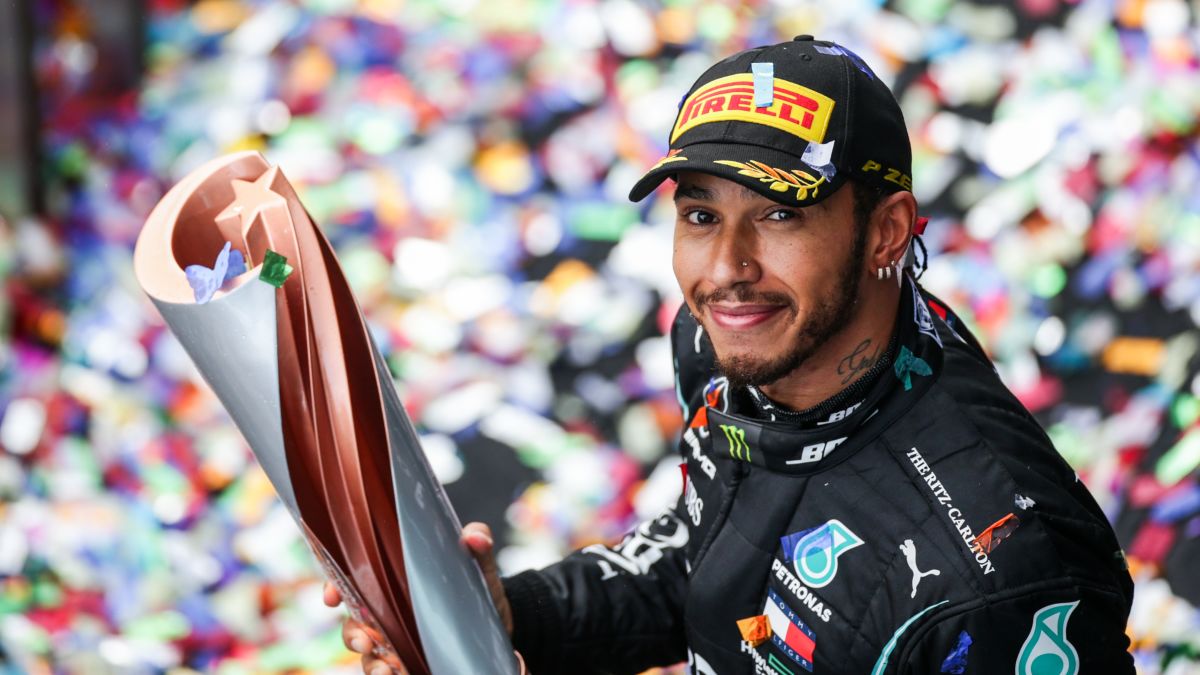 Lewis Hamilton mostrando su trofeo de campeón Fórmula 1 con confetti alrededor en 2020