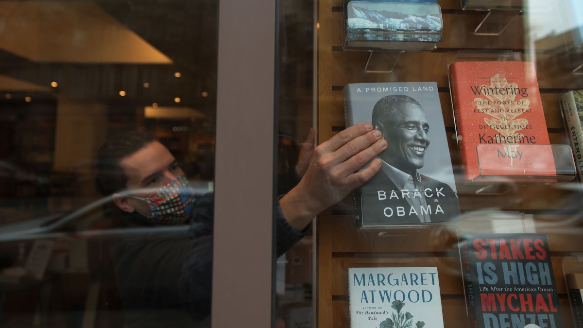 Obama S Highly Anticipated Book A Promised Land Sells 0 000 Copies On Its First Day Cnn