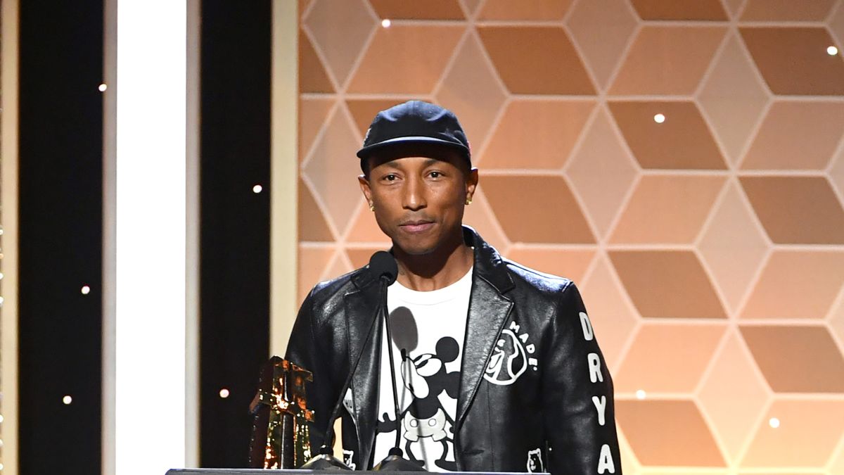 Pharrell Williams debutó como director creativo de Louis Vuitton - CNN Video