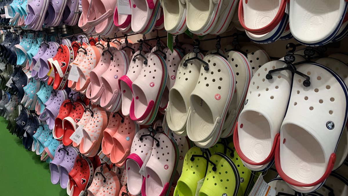 what stores sell crocs shoes
