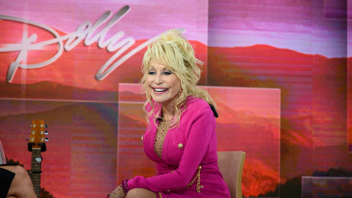 Dolly Parton Hasn T Gotten The Coronavirus Vaccine Yet Even Though She Donated 1 Million For It Cnn