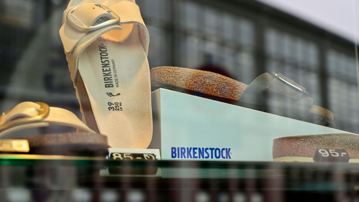 Afslut For pokker Blaze Birkenstock sold to group backed by Bernard Arnault's LVMH | CNN Business