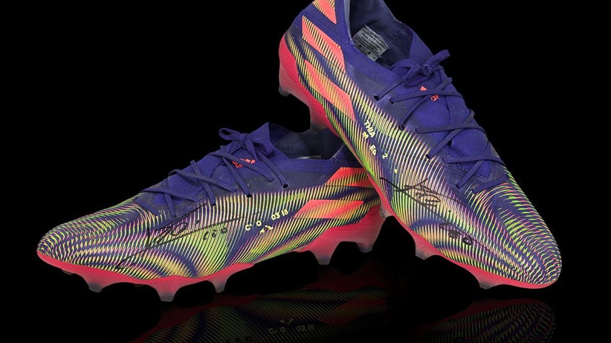 Messi: A pair of Barcelona star's football boots auctioned for $173,000 CNN