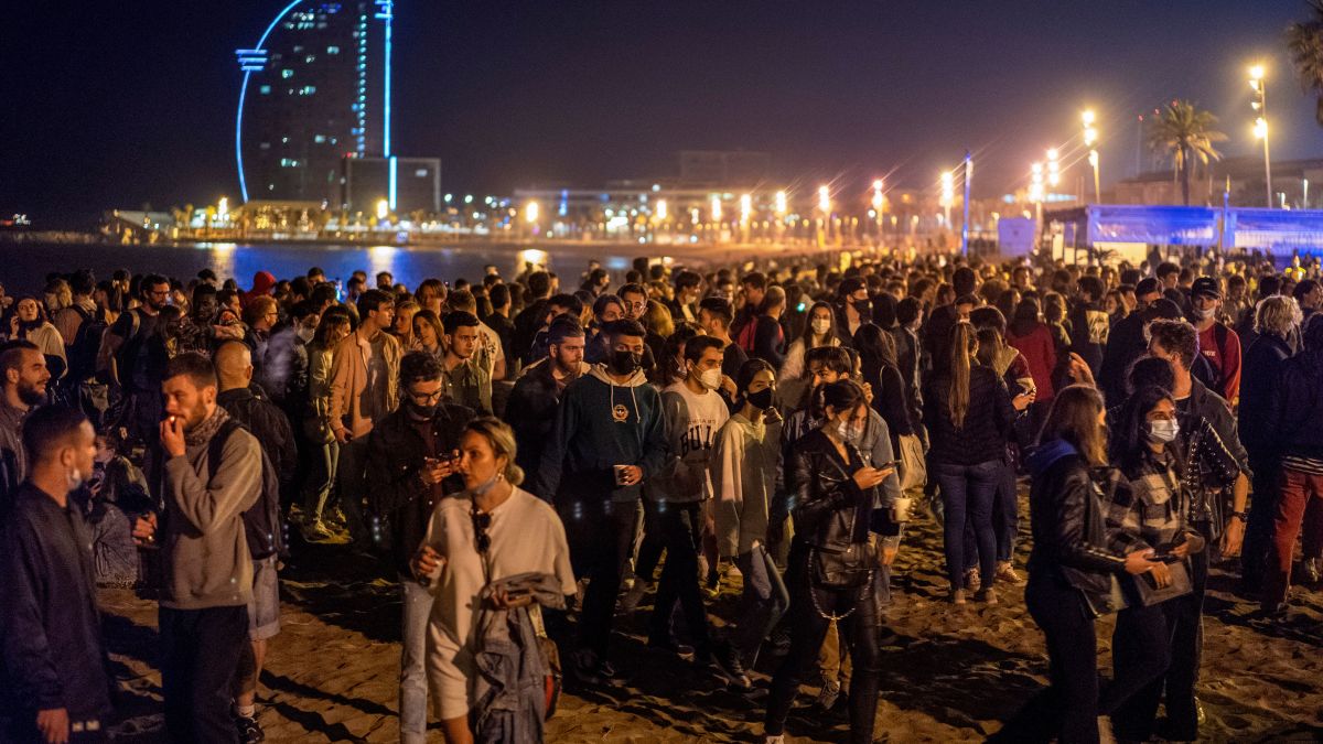 Barcelona, Spain. 31st Dec, 2021. People are seen queuing to enter