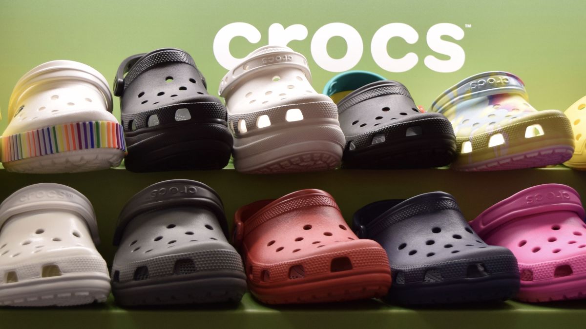 Crocs is once again donating its shoes to healthcare workers | CNN
