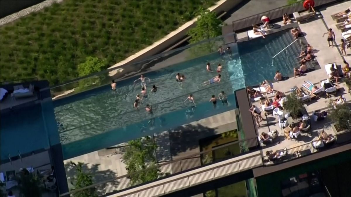 London Swimming Pool Suspended 115 Feet In The Air Cnn Video