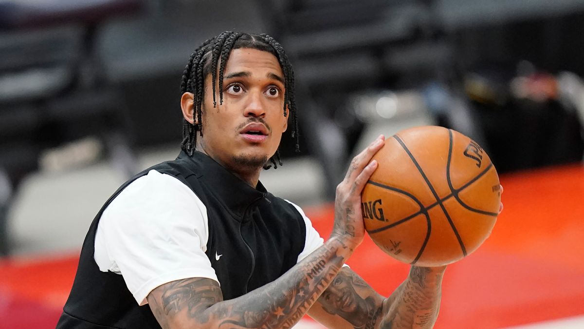 Fremskynde forbrug følsomhed Jordan Clarkson: NBA star helps food truck graffitied with anti-Asian slur,  says there's 'no room' for racist incidents | CNN