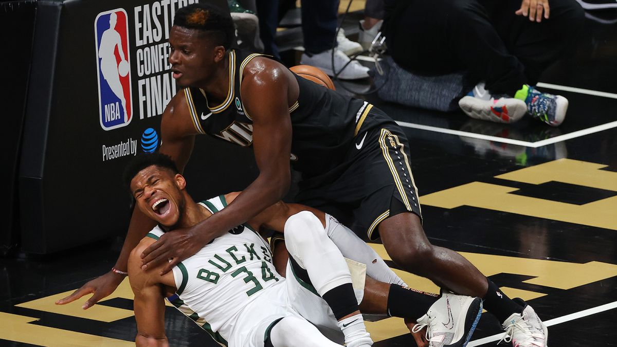 Giannis Antetokounmpo Limps Off Injured As Atlanta Hawks Stun Milwaukee Bucks Cnn