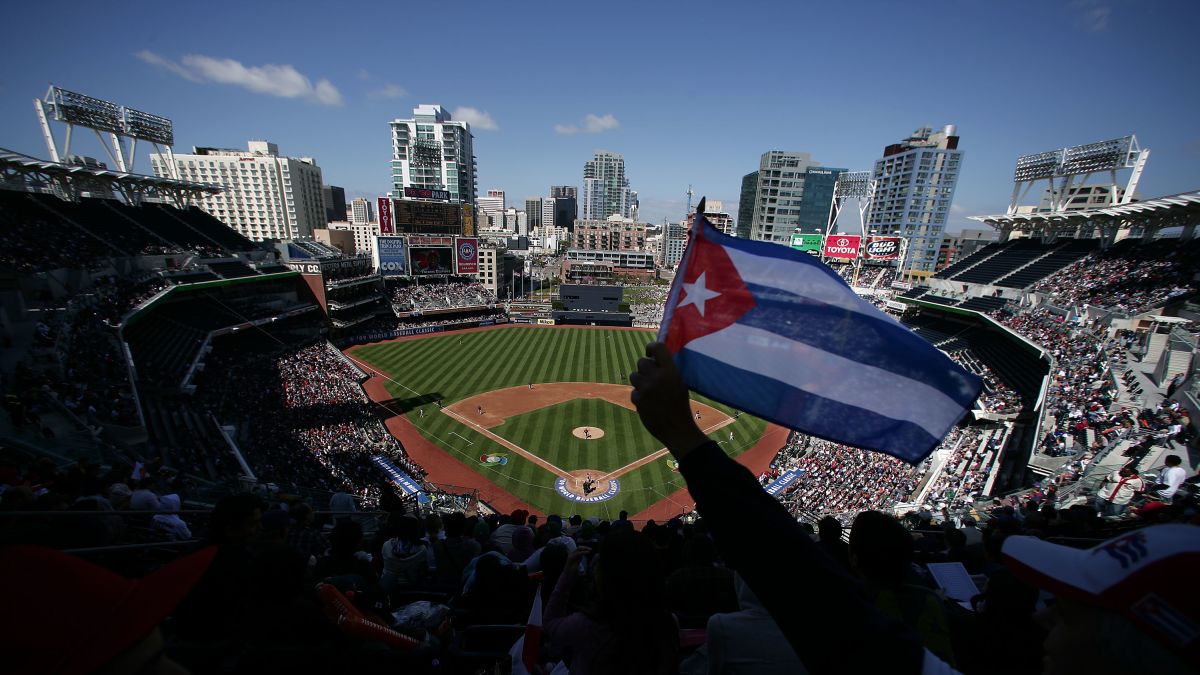 2 Cuban baseball players defect during U.S. trip - CBS News