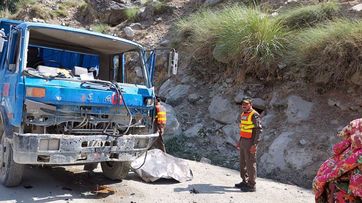 Pakistan Bus Explosion At Least 6 Chinese Workers Among Dead Cnn