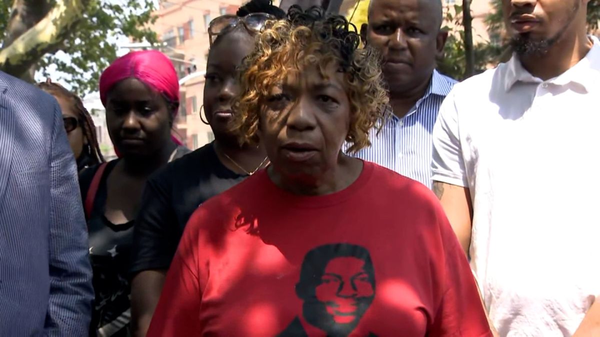 Eric Garner S Family Commemorates His Death As Judge Allows Litigation Against Police And City Officials Cnn