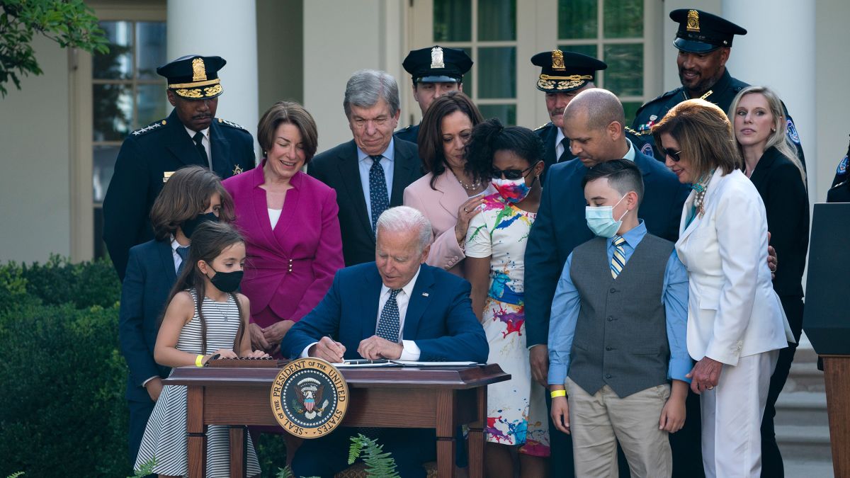 Biden Signs Bill to Award U.S. Capitol Police Congressional Gold Medals