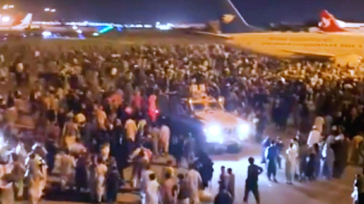 Chaos at Kabul airport as Taliban besiege Afghan capital - CNN Video
