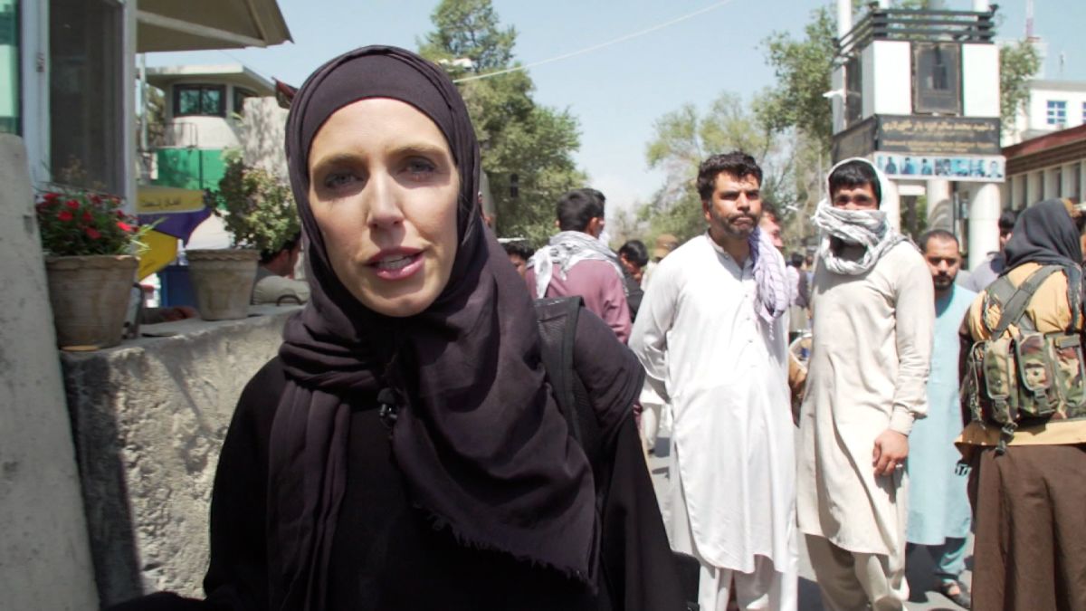 Clarissa Ward pushes Taliban fighter about Afghan women&#39;s rights - CNN Video