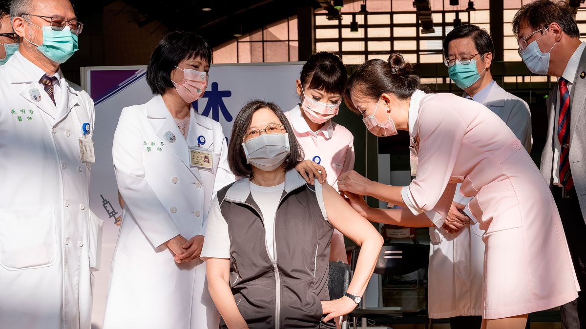 Medigen: Taiwan&#39;s domestically produced Covid-19 vaccine rollout is kicked  off by President Tsai Ing-wen - CNN