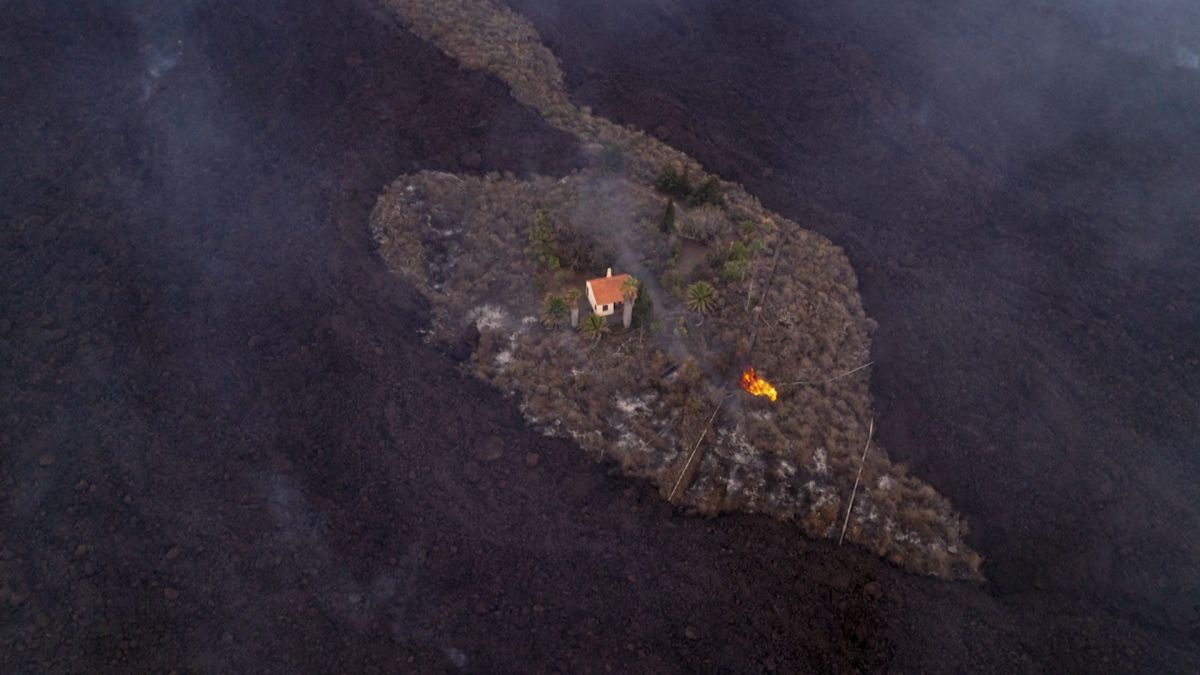 La Palma Volcano See The Miracle House That Escaped The Lava S Path Cnn Video