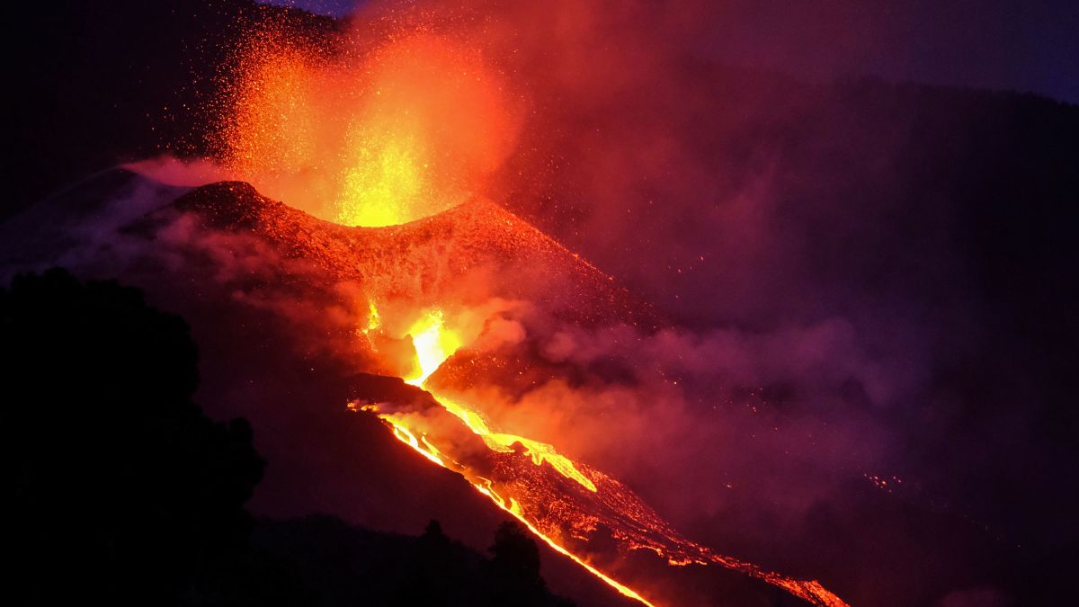 Smoke cloud from the Cumbre Vieja volcano, on 24 November 2021, in Los  Llanos de Aridane, Santa Cruz de Tenerife, Canary Islands, (Spain). The  Cumbre Vieja volcano, which began to roar on