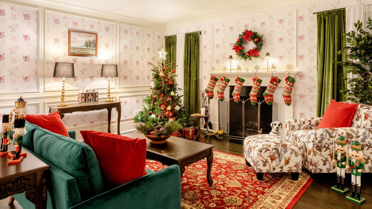 Spend the Night In The 'Home Alone' House - Here's How! - Inside the Magic