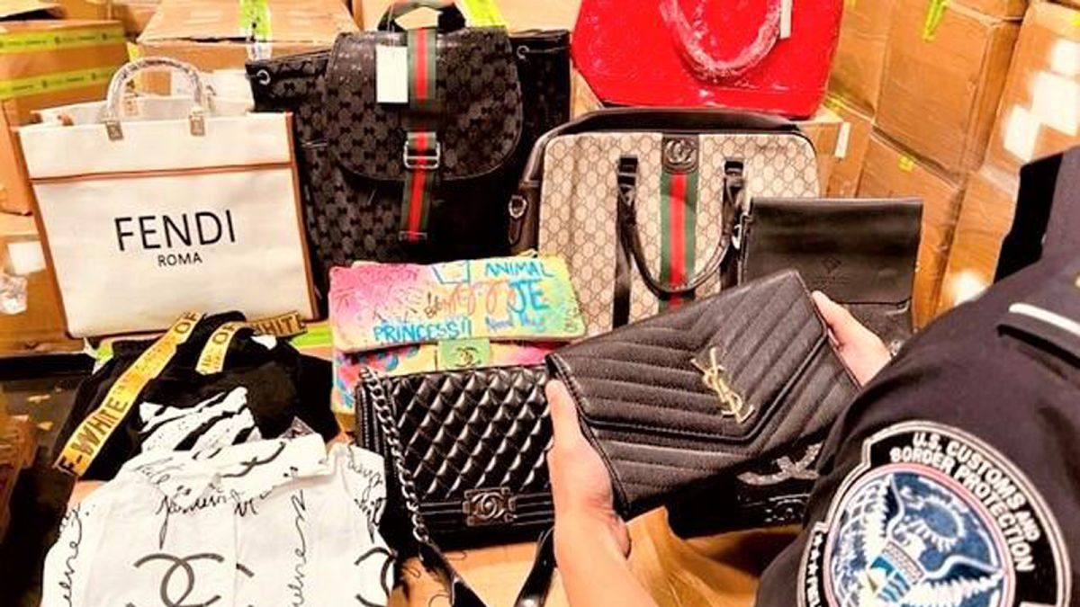 NYC Views of Street vendors selling imitation designers 🎒 bags