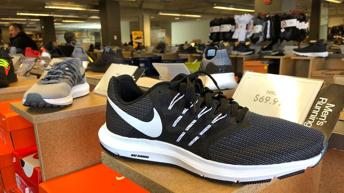 Escepticismo Senador Con rapidez Nike will stop selling sneakers at one of America's largest shoe chains |  CNN Business