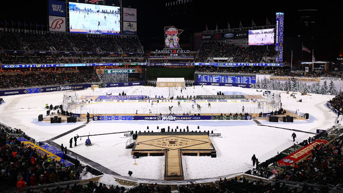 Winter Classic: Blues top Wild 6-4 at Target Field in Minneapolis