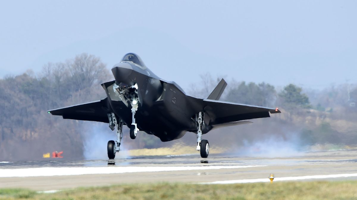 mad Tag ud mandskab South Korean F-35A fighter jet makes emergency 'belly landing' - CNN